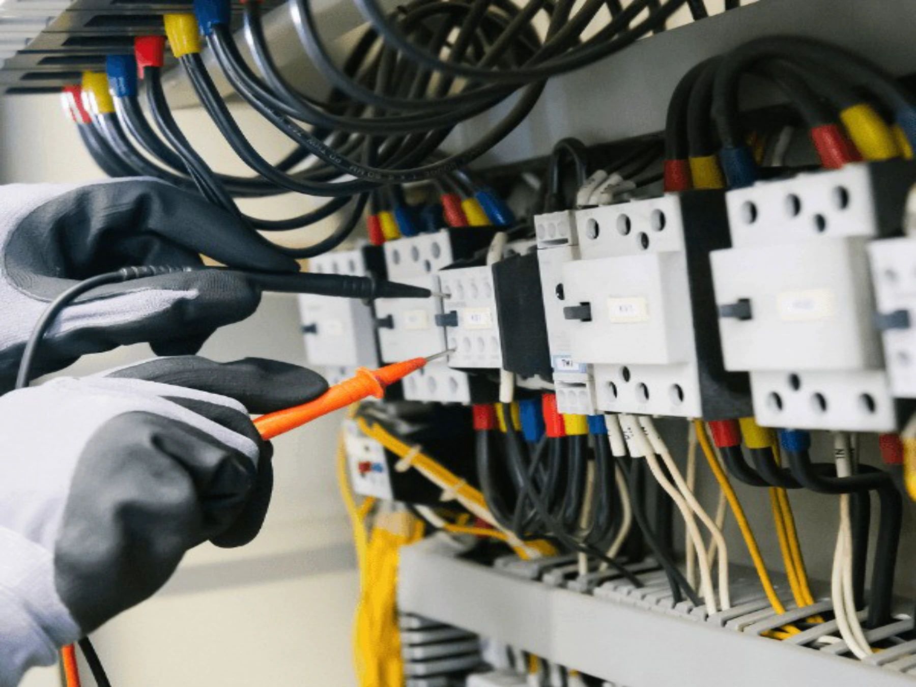 Elektriker undersøker et elektrisk sikringsskap